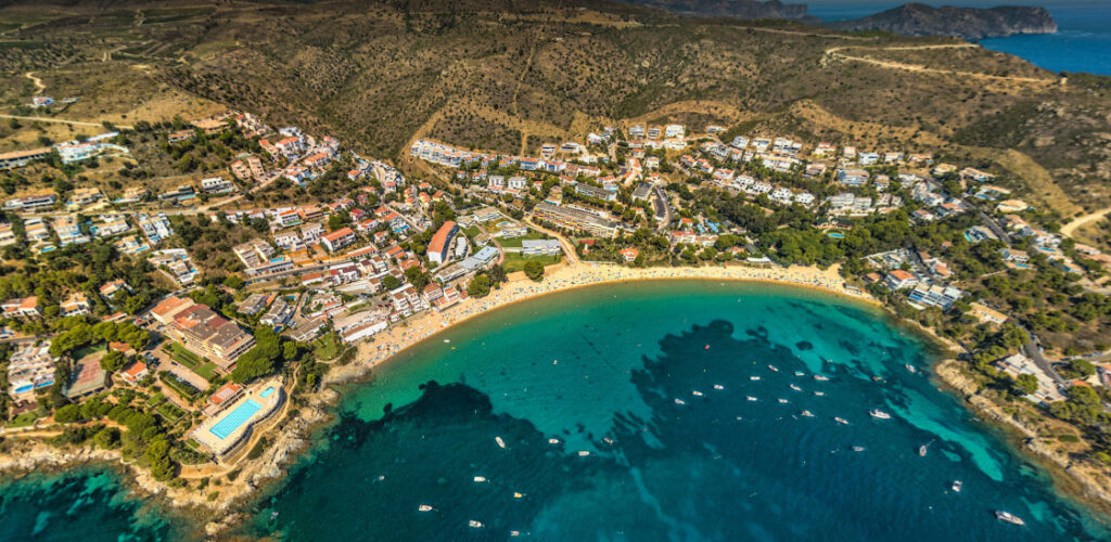 Cala l'Almadrava sheltered family beach in Roses, Girona