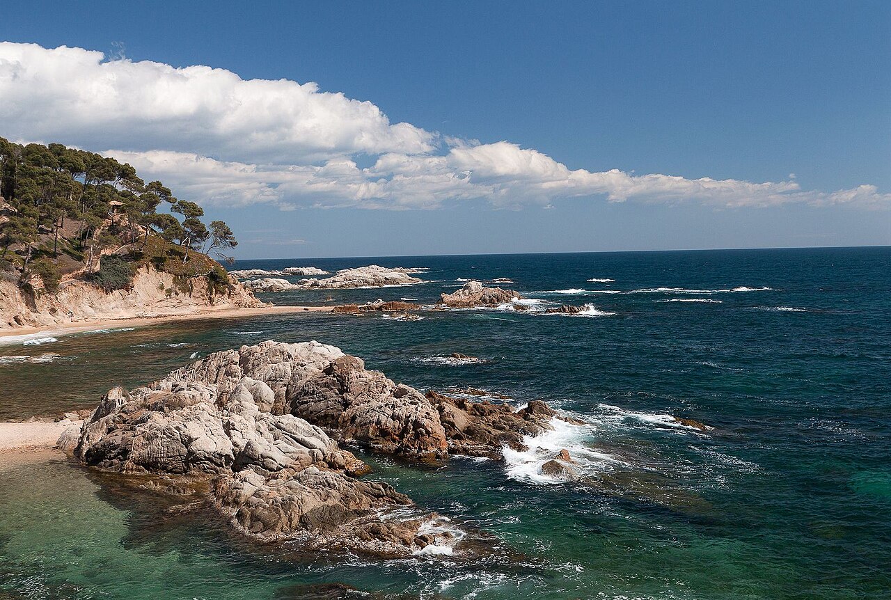 Cala Estreta, Palamós: The Complete Guide to the Cove with the Fisherman’s Hut