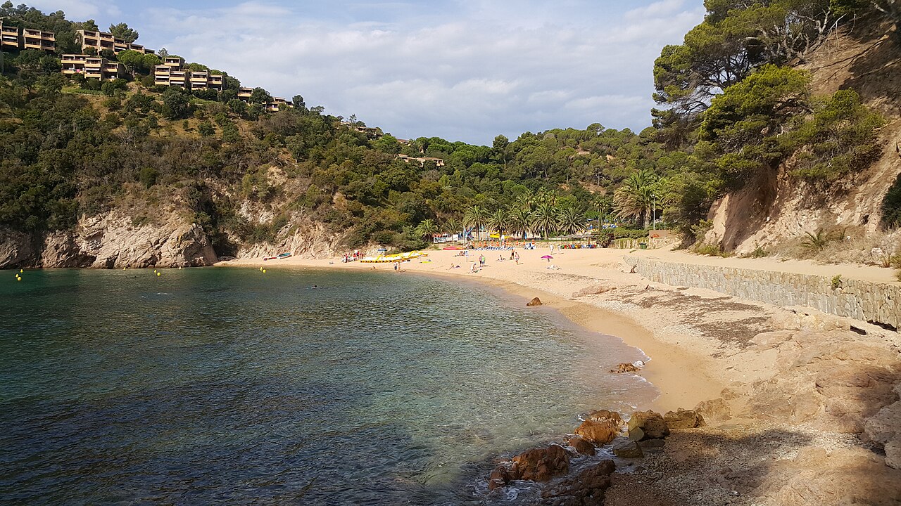 Cala Giverola, Tossa de Mar: The Complete Guide to a Cove in Two Halves
