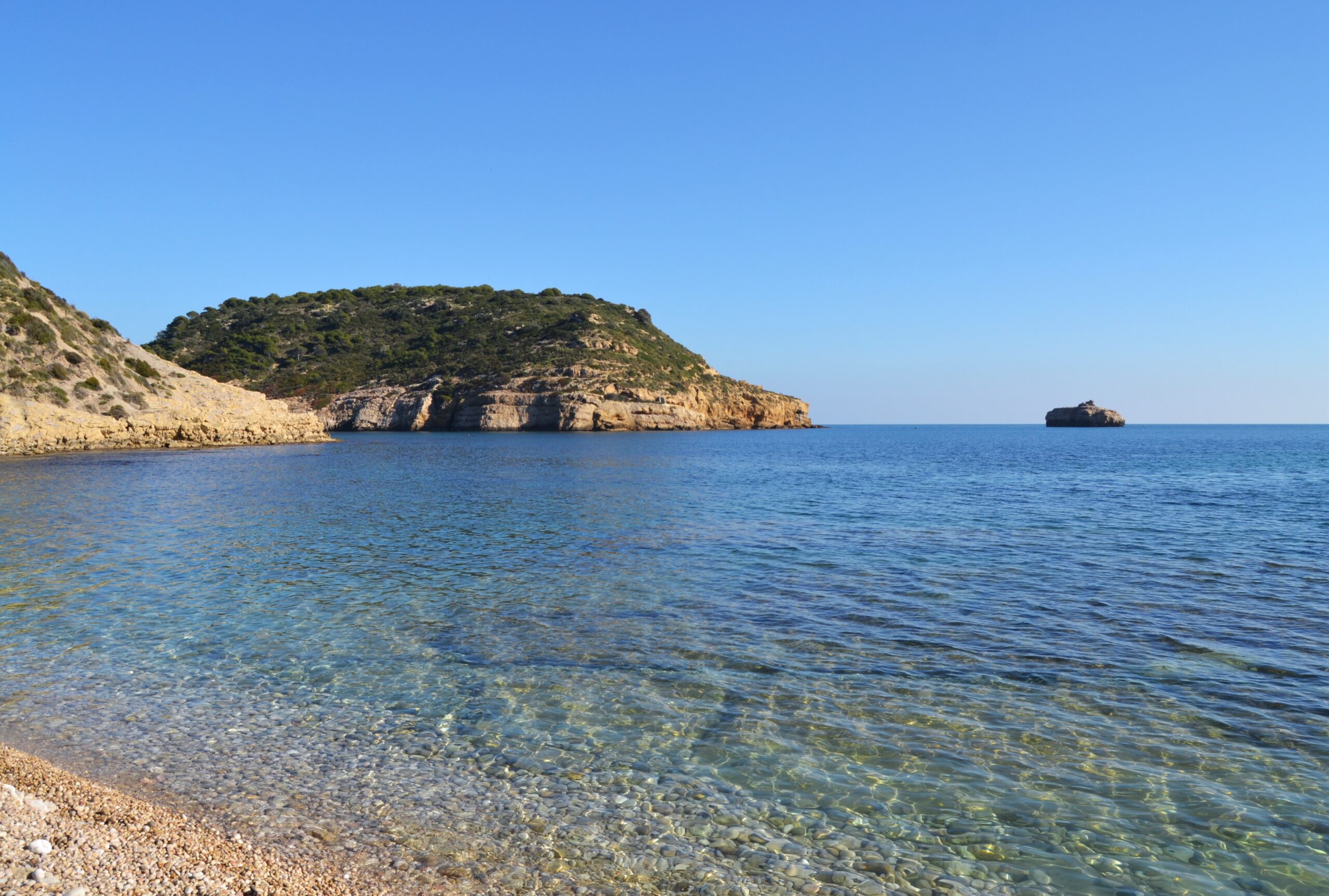 Isla del Portitxol and the Bergantí rock seen from the shore of Cala del Portitxol in Jávea, Alicante