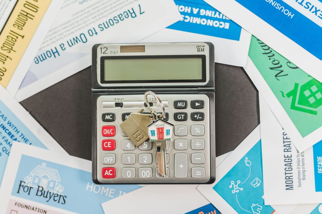 Spanish mortgage paperwork with keys and a calculator