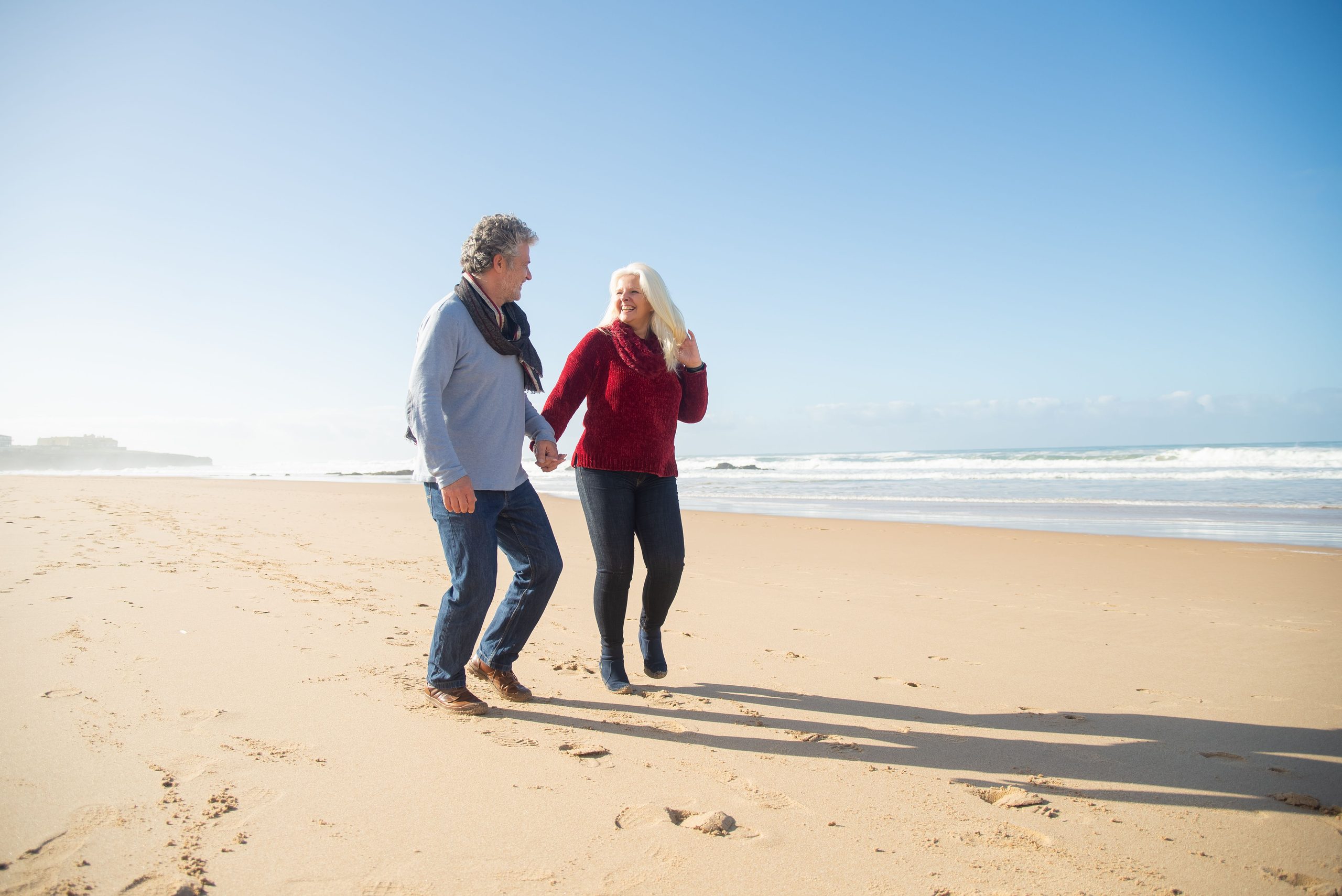 Medicare in Spain: a beach trip for US seniors on the Spanish coast